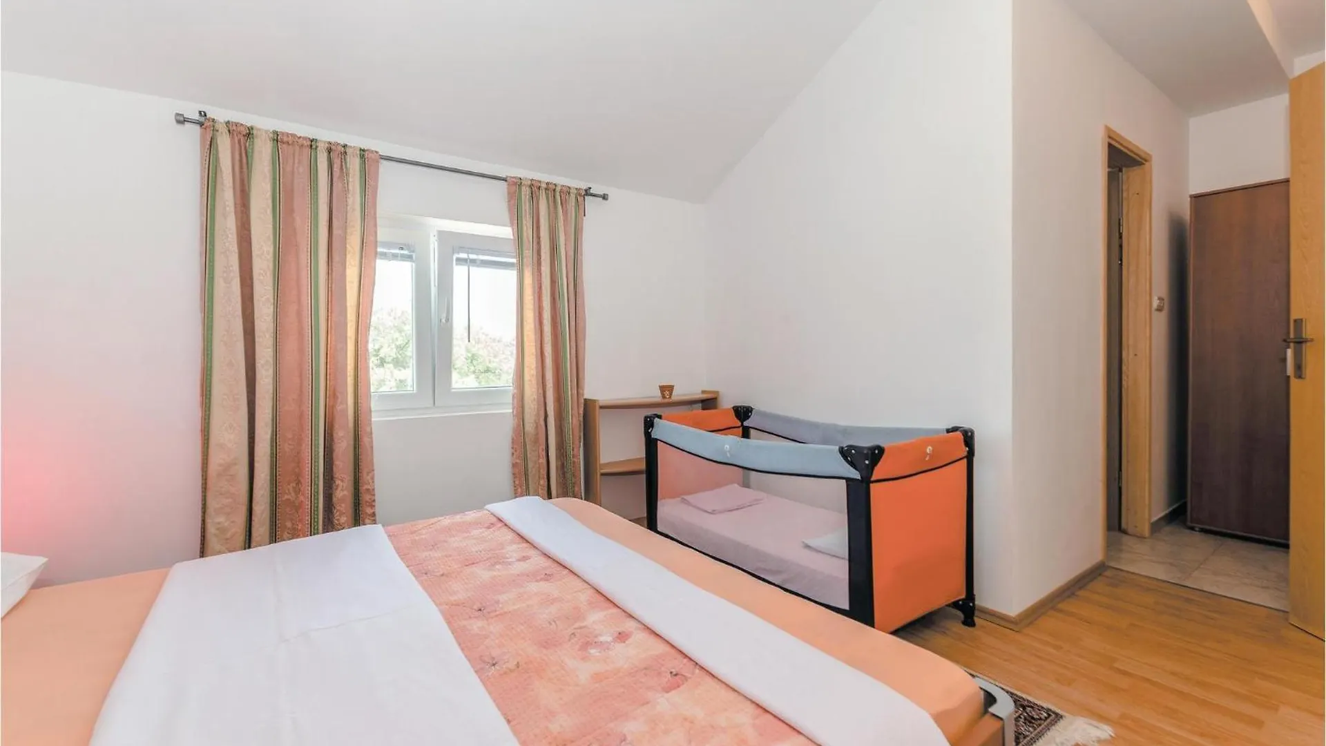 בית נופש Polaca 4 Bedroom Lovely Home In Kakma